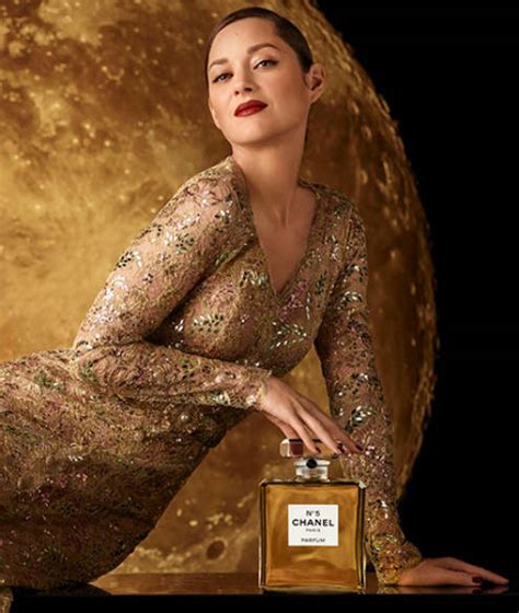 Chanel dévoile sa nouvelle campagne N°5 avec Marion Cotillard.